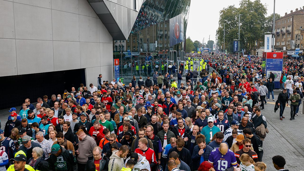 As a result, the fans quickly gathered at the stadium