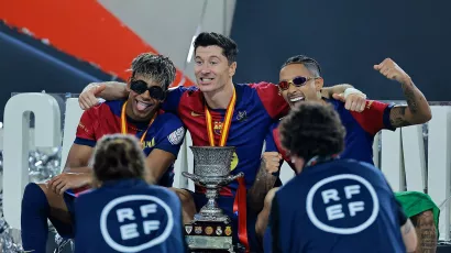 Lamin Yamal and Robinha, constellations. Both players wore sunglasses for the celebration. Here they pose with Lewandowski, another of the 5-2 scorers